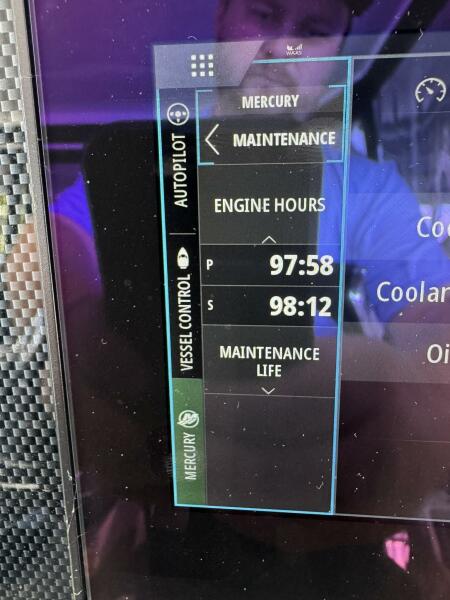 39' 2022 Cruisers Yachts 