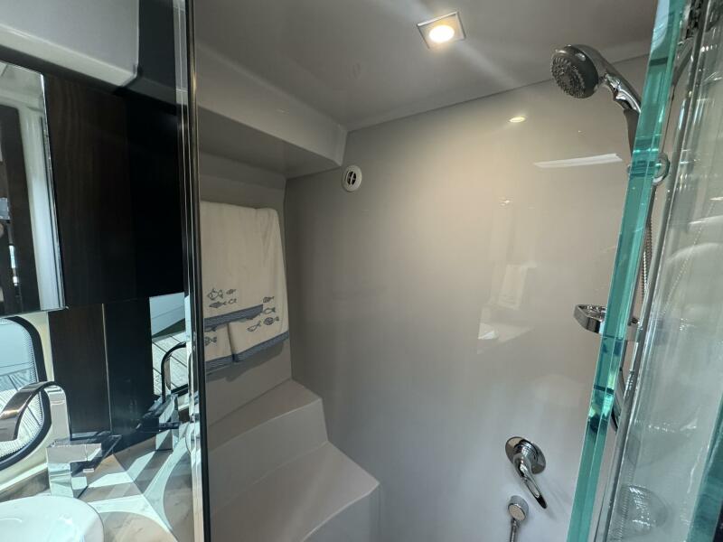 39' 2022 Cruisers Yachts 