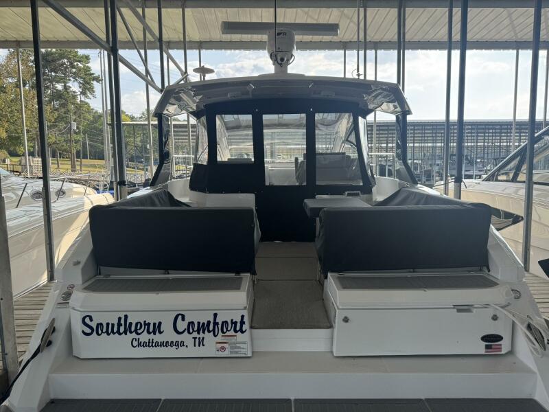 39' 2022 Cruisers Yachts 