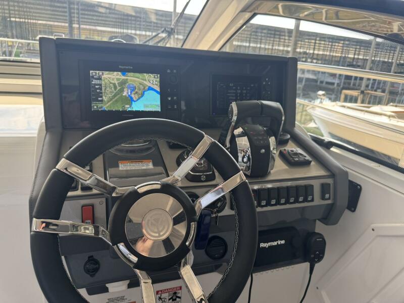 39' 2022 Cruisers Yachts 