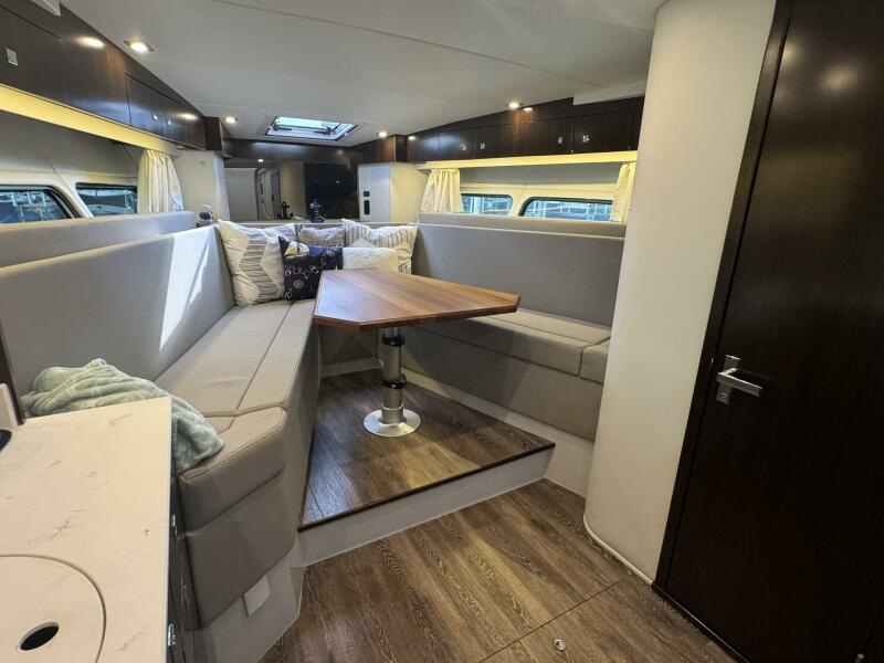 39' 2022 Cruisers Yachts 