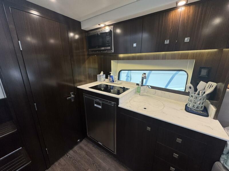 39' 2022 Cruisers Yachts 