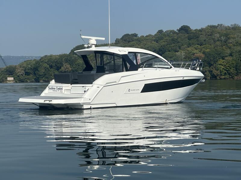 39' 2022 Cruisers Yachts 