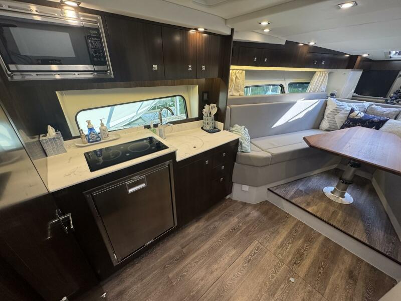 39' 2022 Cruisers Yachts 