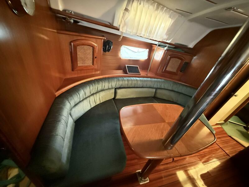 36' 2000 Beneteau 361
