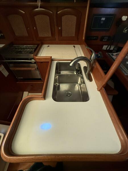36' 2000 Beneteau 361