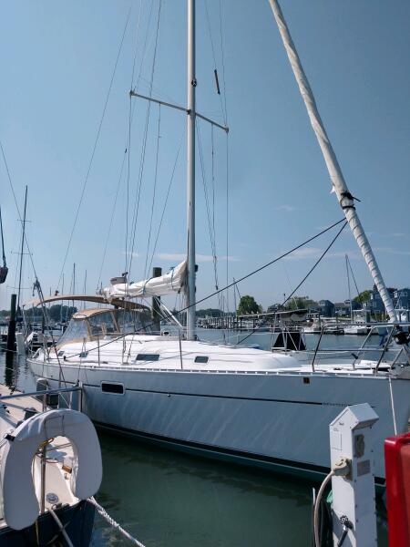 36' 2000 Beneteau 361