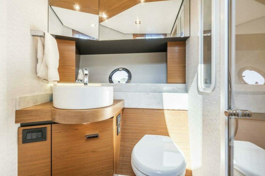 39' 2023 Tiara Yachts 39 Coupe