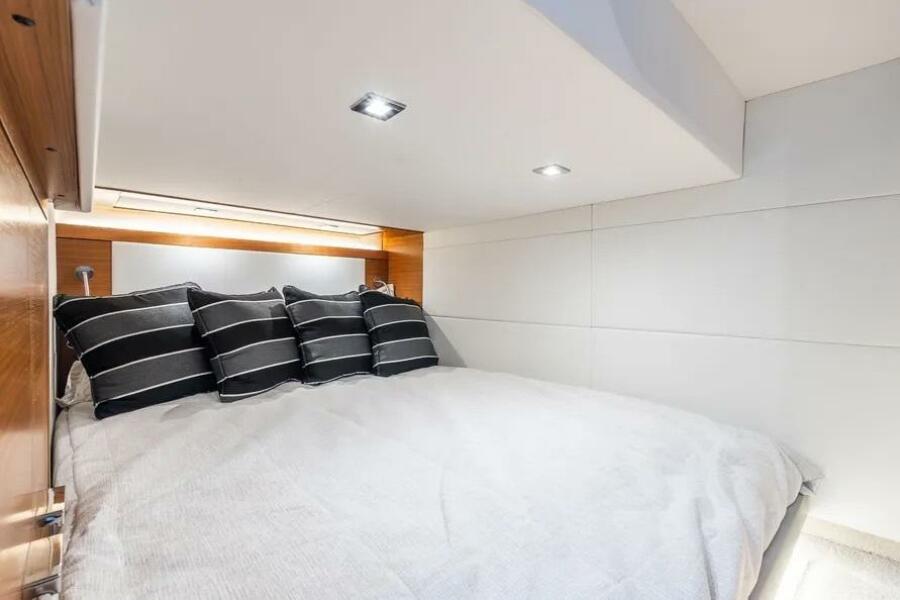 39' 2023 Tiara Yachts 39 Coupe