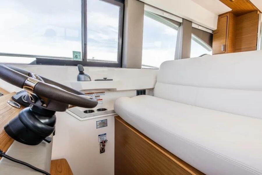 39' 2023 Tiara Yachts 39 Coupe