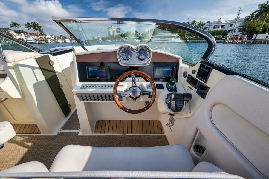 34' 2021 Chris-Craft 34 Launch