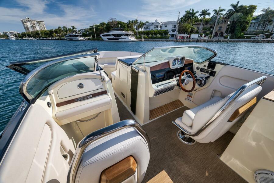 34' 2021 Chris-Craft 34 Launch