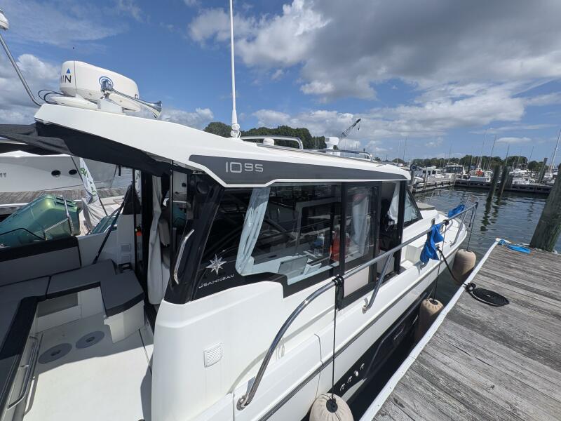 2023 Jeanneau NC 1095 Weekender