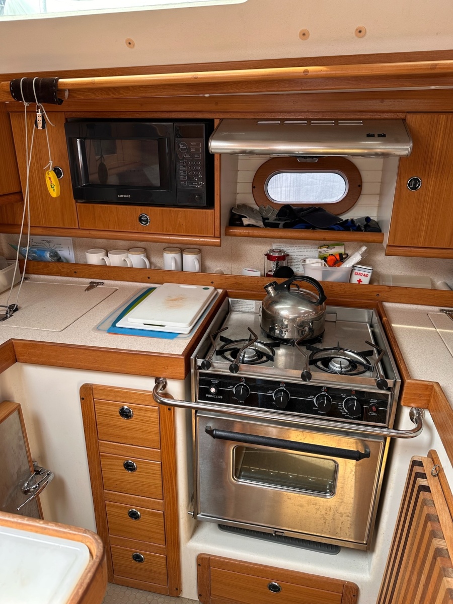 47' 2002 Catalina 470