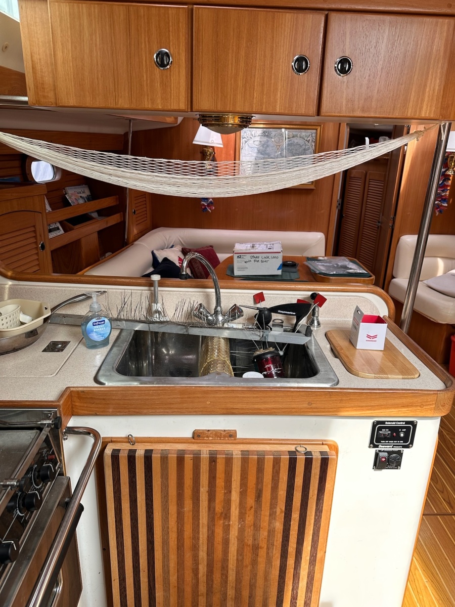 47' 2002 Catalina 470
