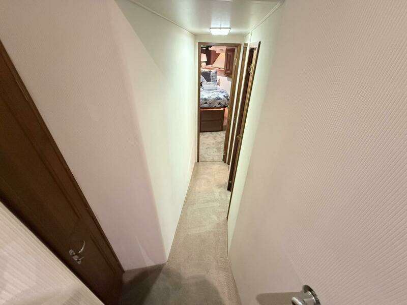 Viking 50 REEL LEGACY - Cabin Hallway