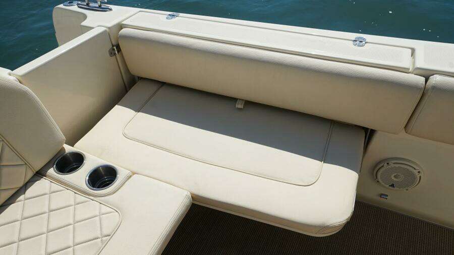 Chris-Craft 34- Catalina Grace- Seating 