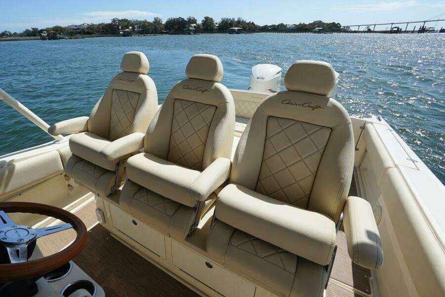 Chris-Craft 34- Catalina Grace- Helm Seating
