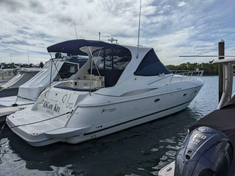 39' 2003 Cruisers Yachts 3970