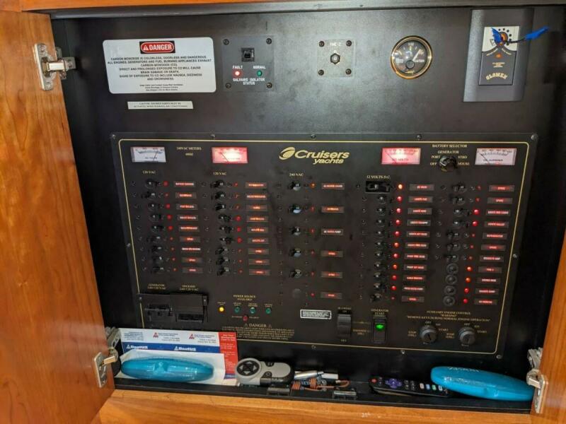 39' 2003 Cruisers Yachts 3970