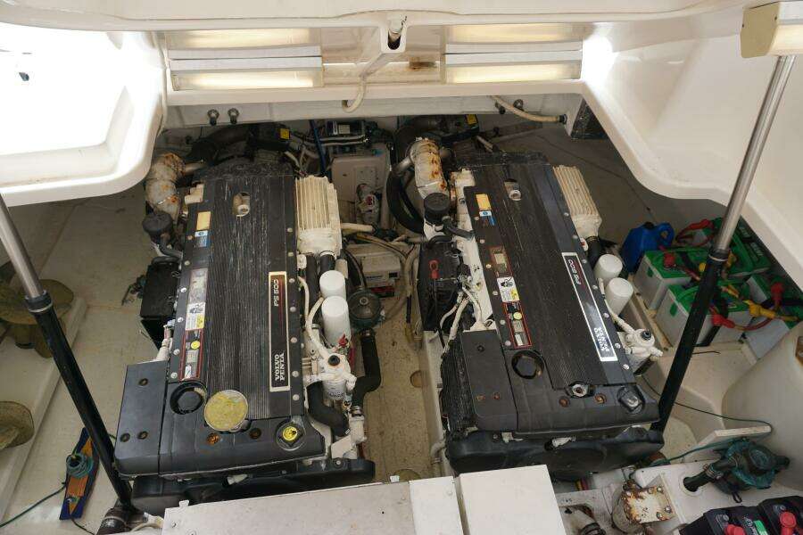2007 39 Tiara Yachts 3900 Sovran The Pearl Engine Room (1)