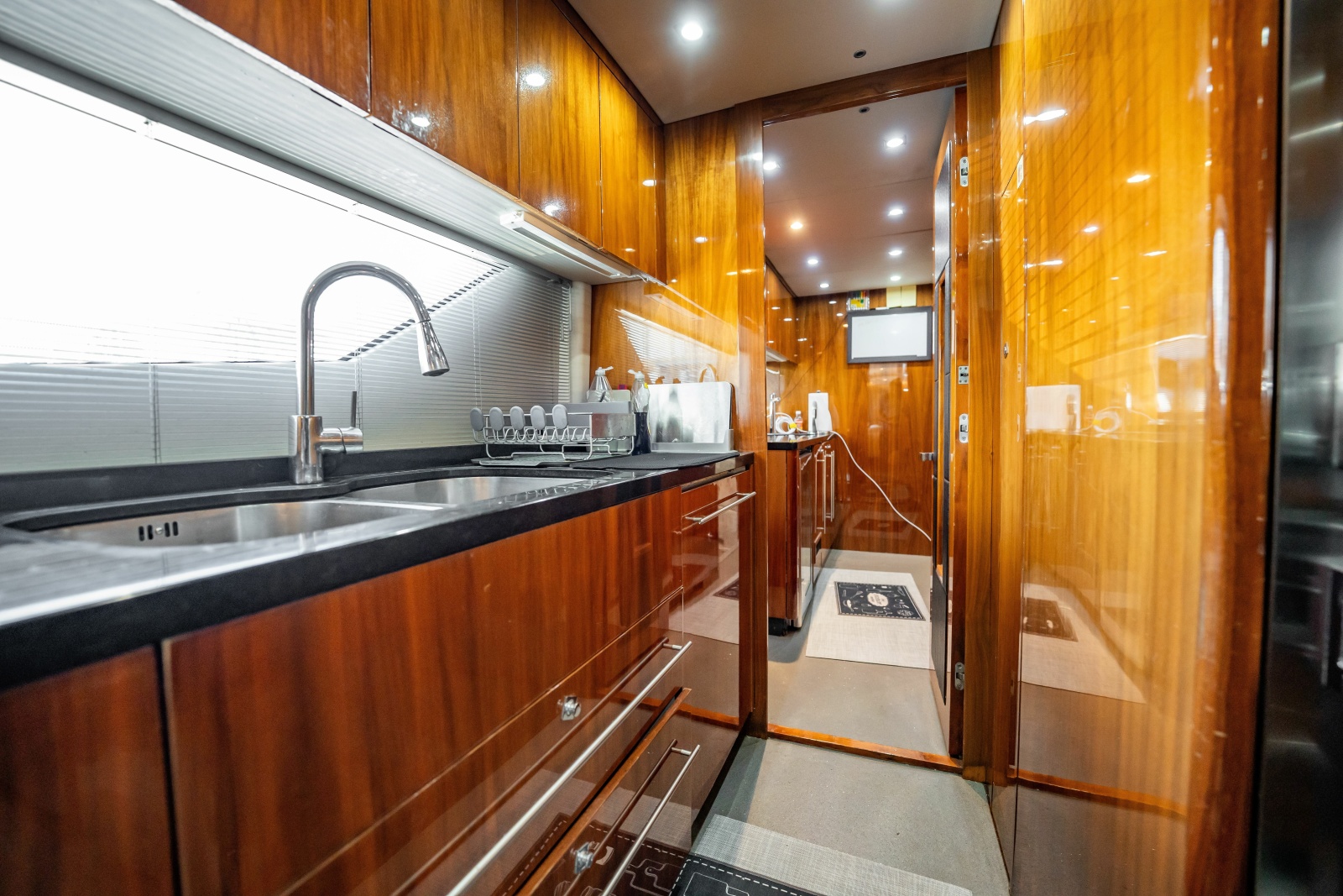 112' 2010 Sunseeker 34 Metre Yacht