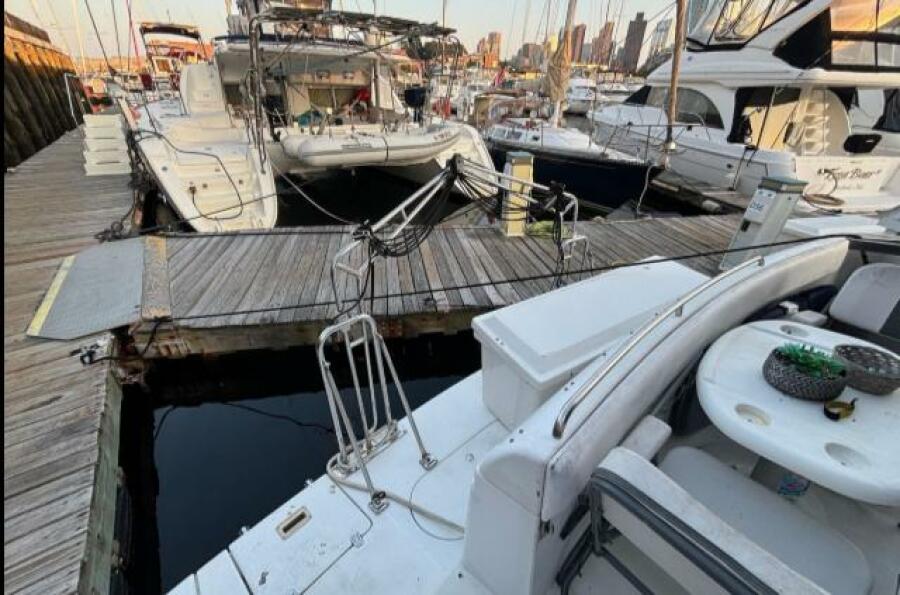 53' 1998 Carver 530 Voyager
