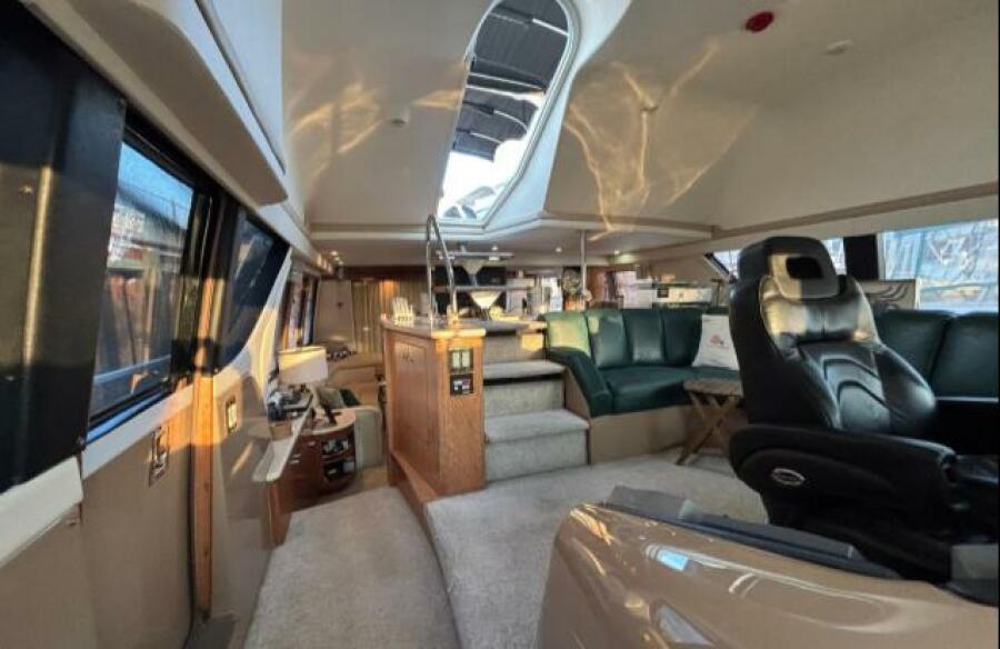 53' 1998 Carver 530 Voyager