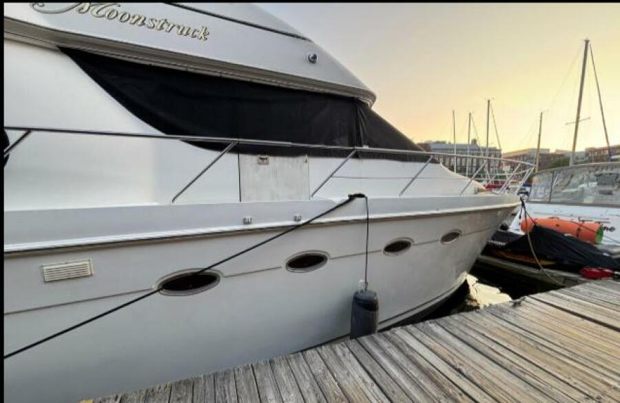 53' 1998 Carver 530 Voyager