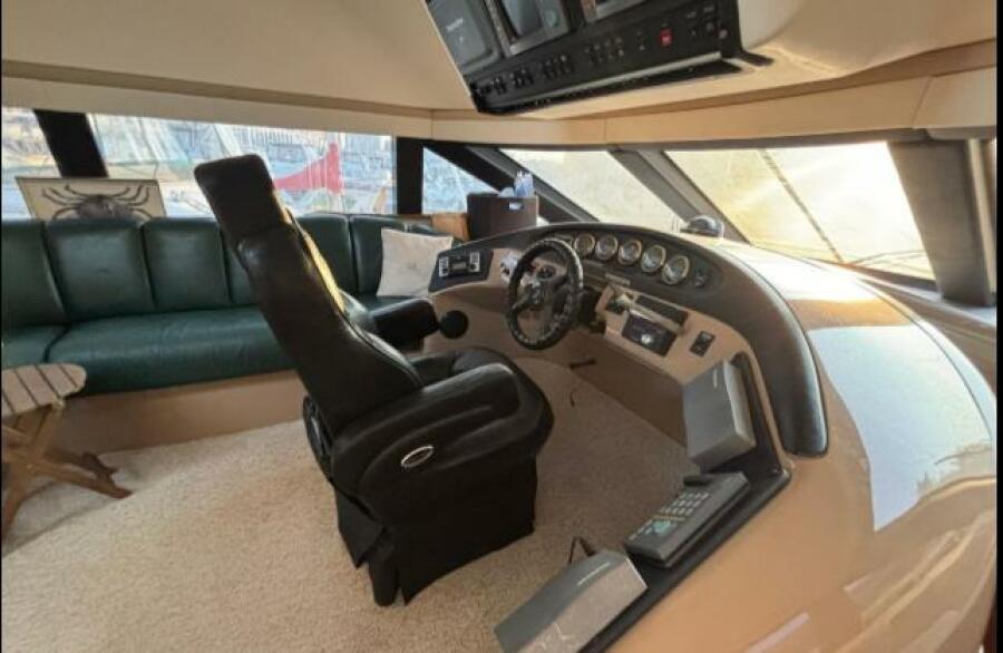 53' 1998 Carver 530 Voyager