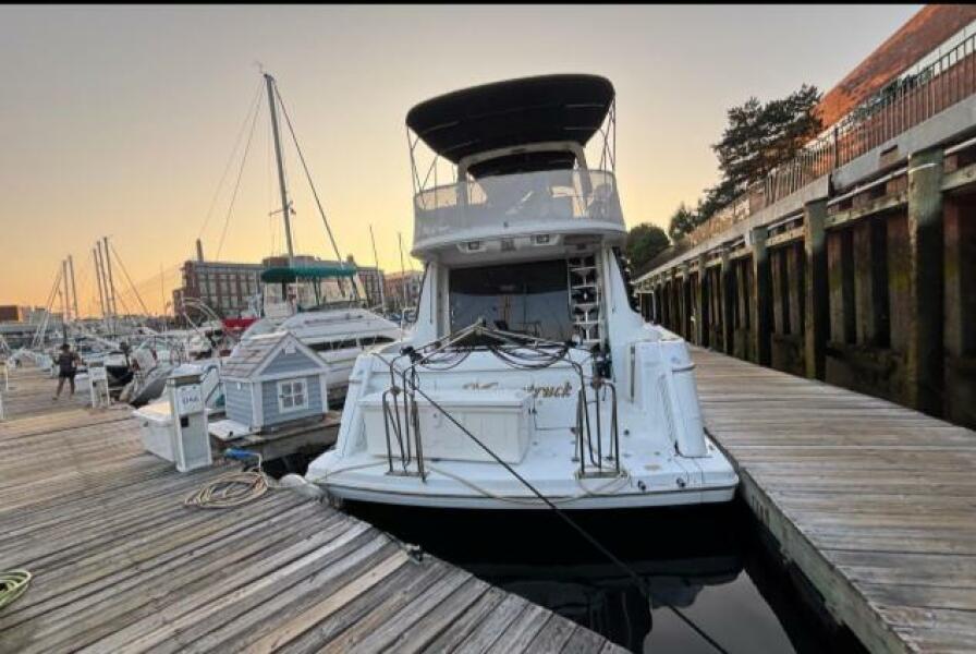 53' 1998 Carver 530 Voyager