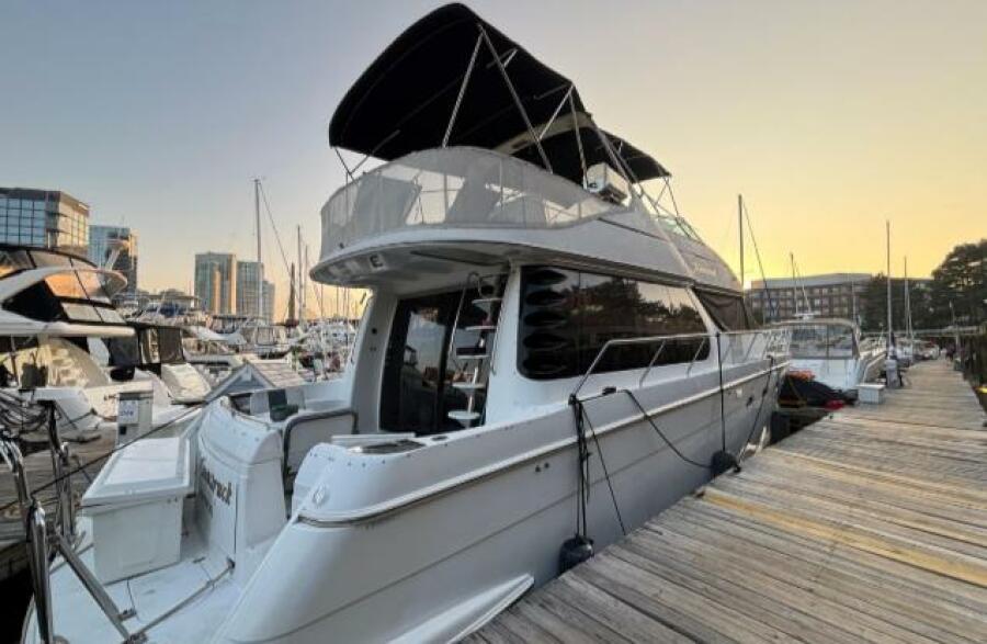 53' 1998 Carver 530 Voyager