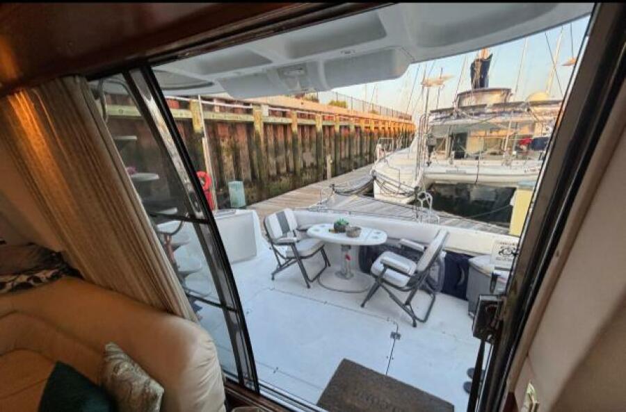 53' 1998 Carver 530 Voyager