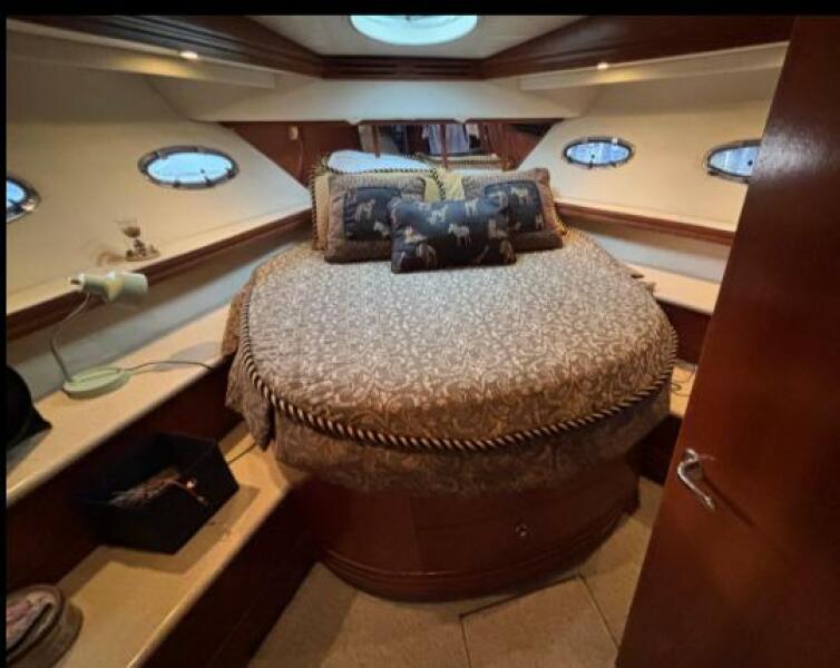53' 1998 Carver 530 Voyager