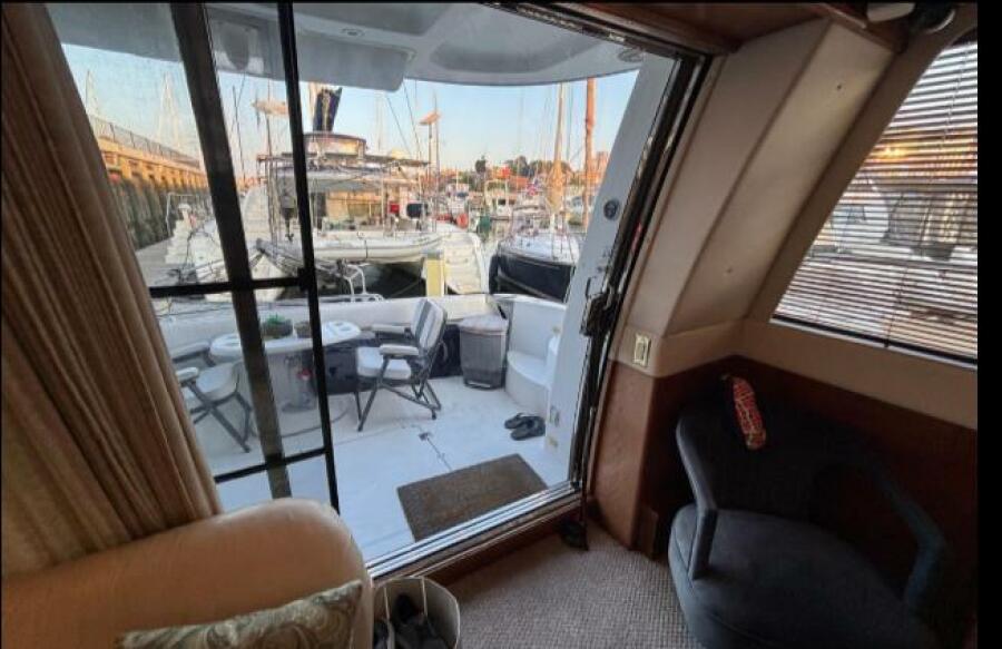 53' 1998 Carver 530 Voyager