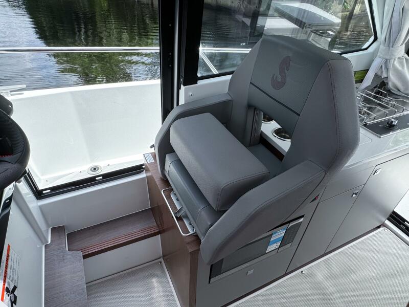 27' 2026 Beneteau Antares 9