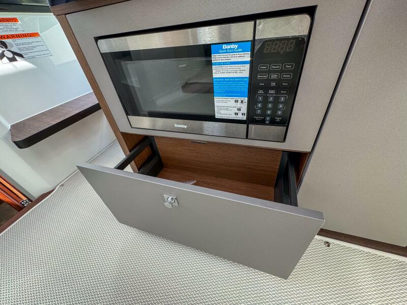 27' 2026 Beneteau Antares 9