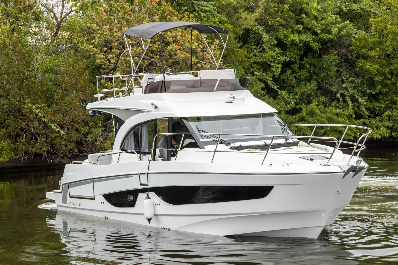 36' 2026 Beneteau Antares 11