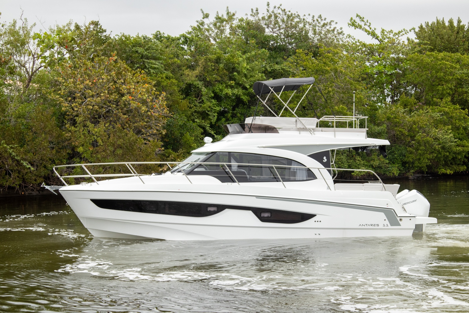 36' 2026 Beneteau Antares 11