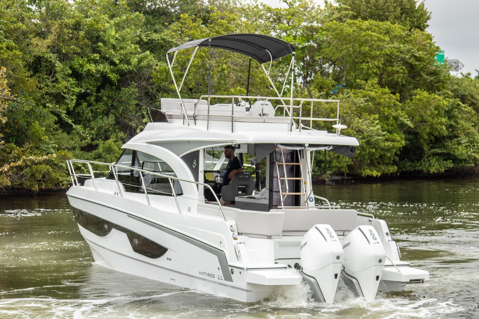 36' 2026 Beneteau Antares 11