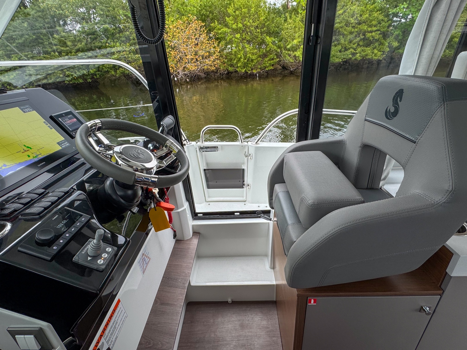 36' 2026 Beneteau Antares 11