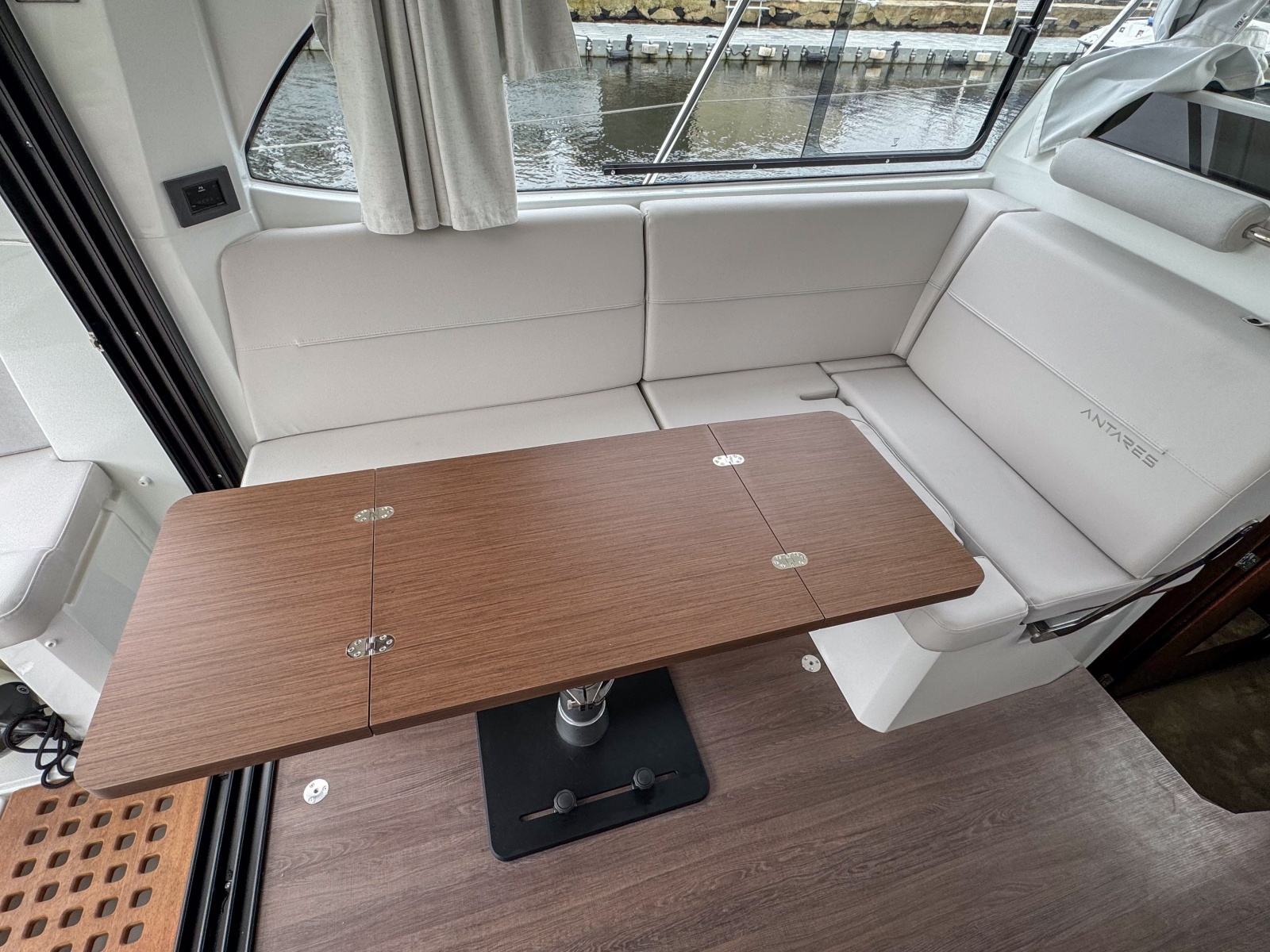 36' 2026 Beneteau Antares 11
