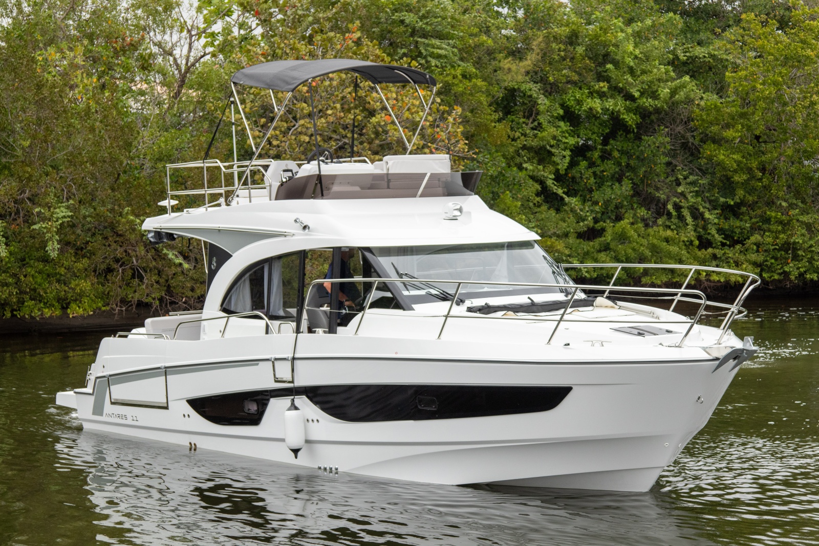 36' 2026 Beneteau Antares 11