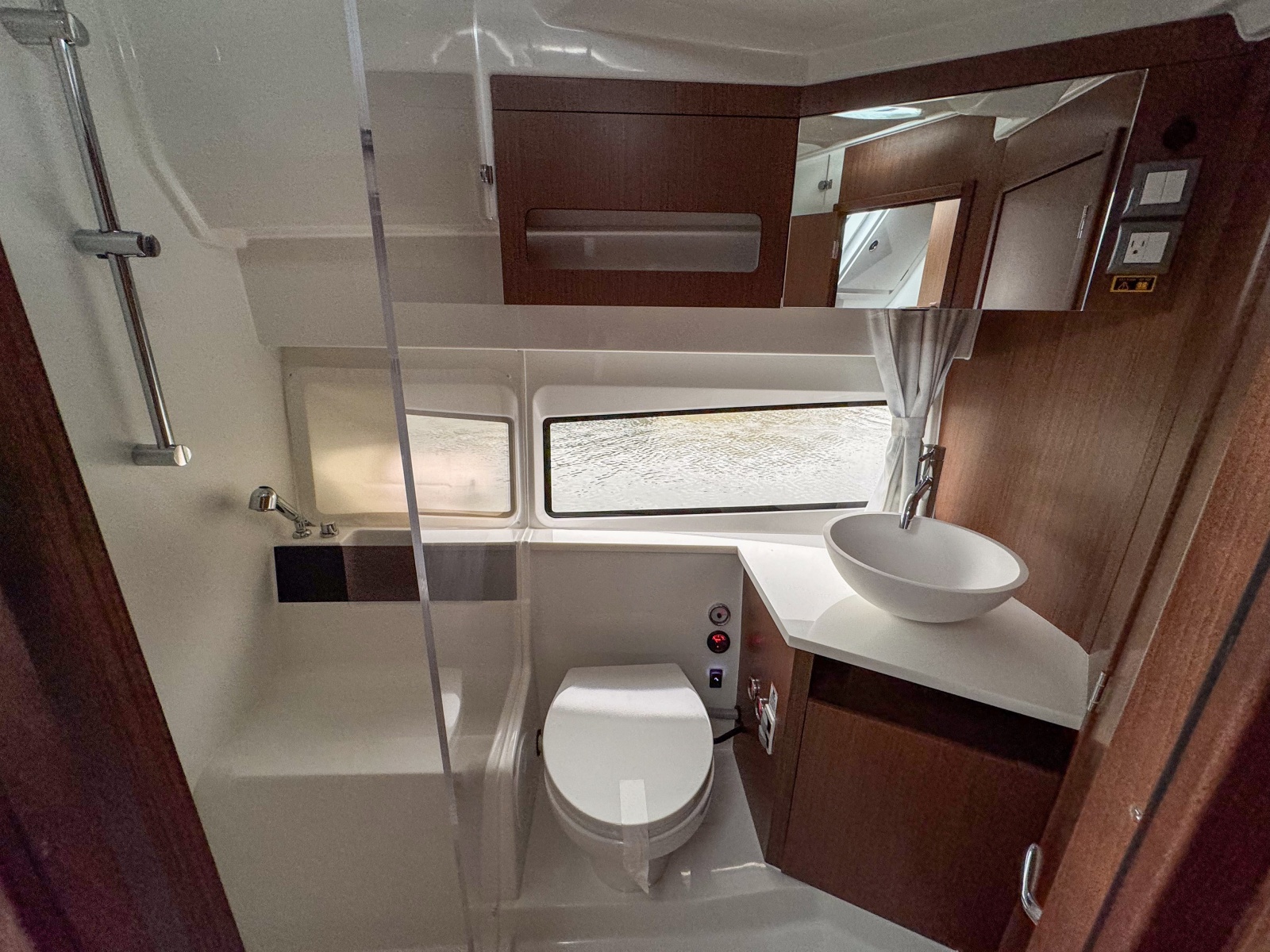 36' 2026 Beneteau Antares 11