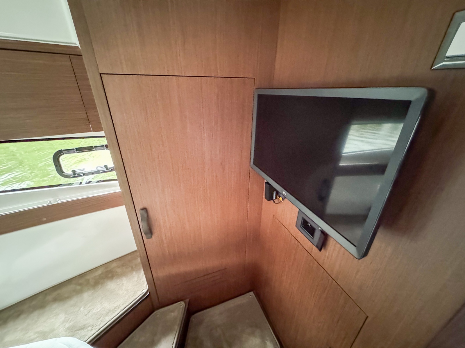 36' 2026 Beneteau Antares 11