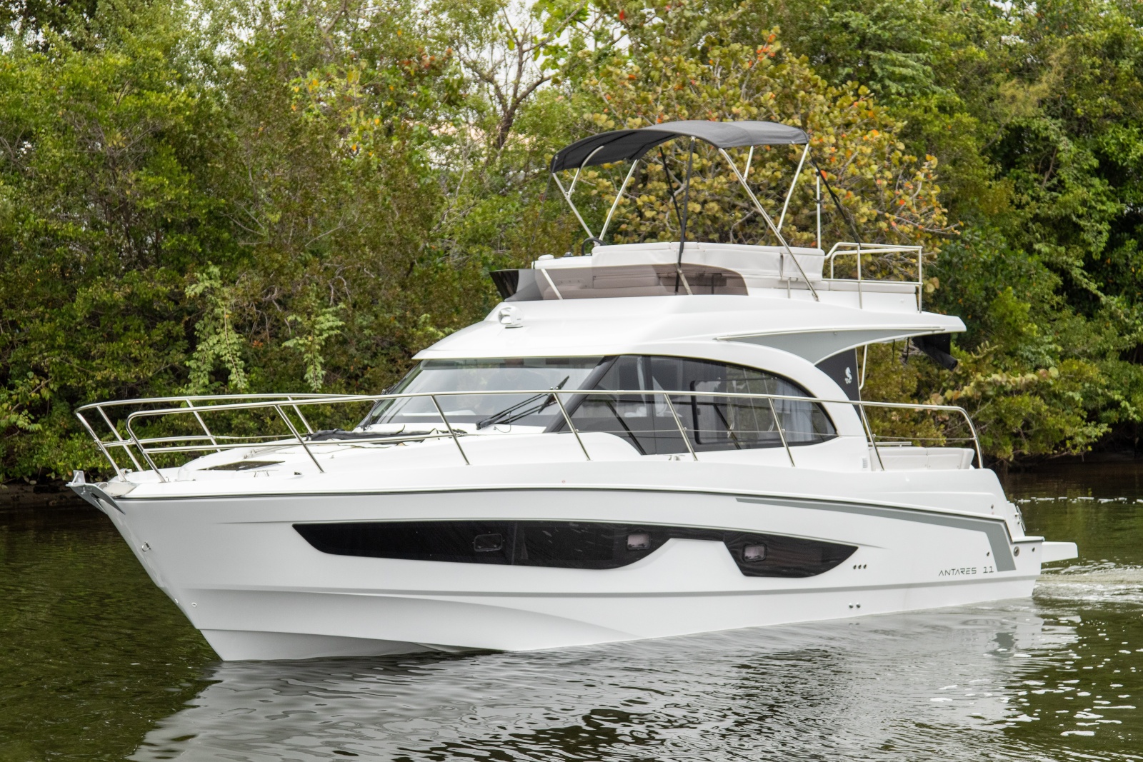 36' 2026 Beneteau Antares 11
