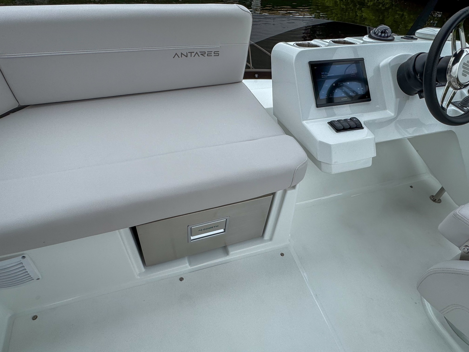 36' 2026 Beneteau Antares 11