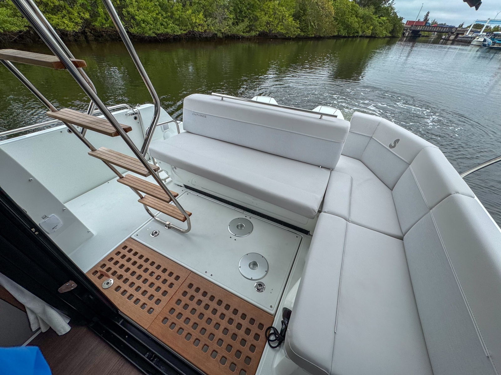 36' 2026 Beneteau Antares 11