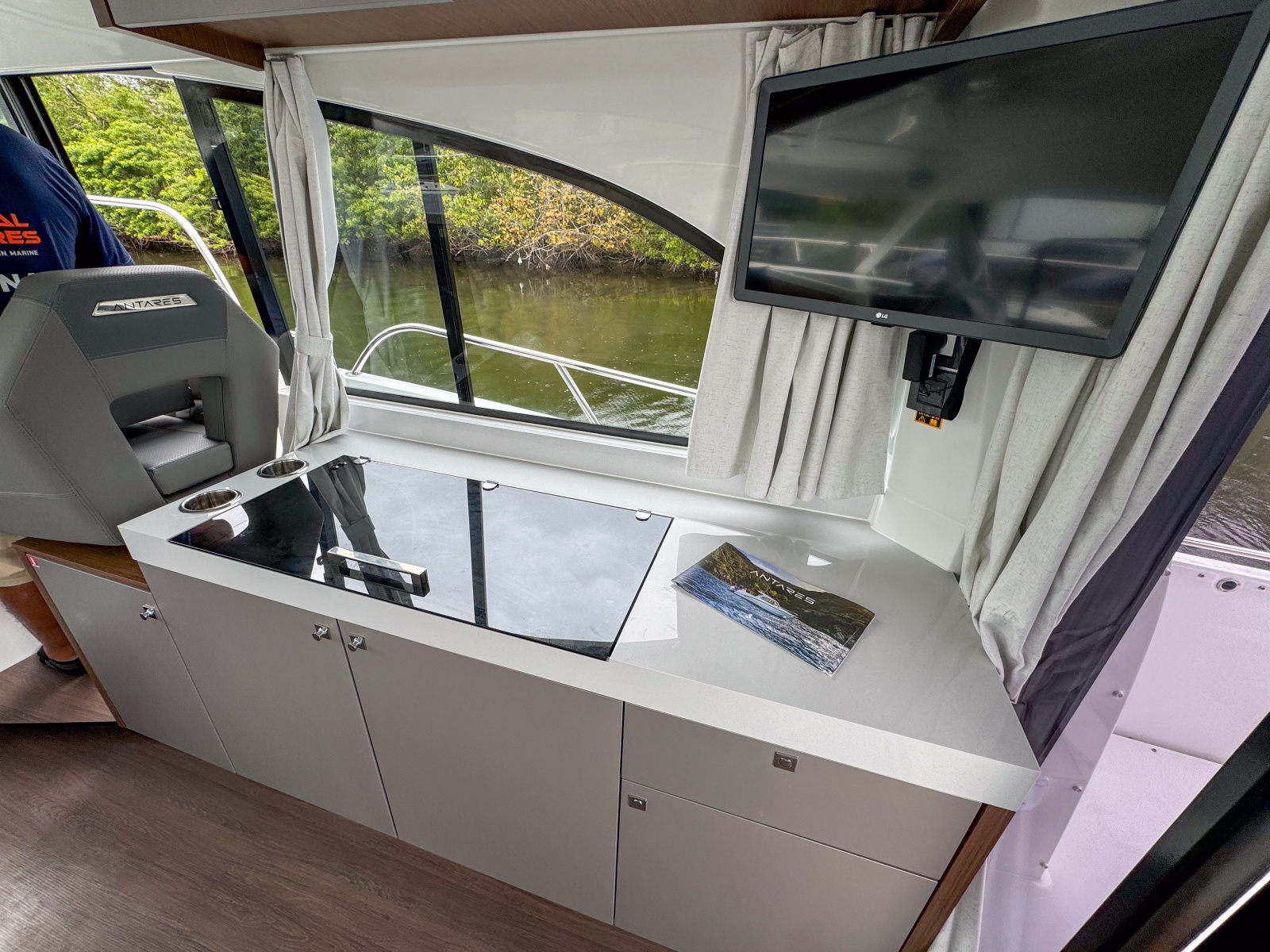 36' 2026 Beneteau Antares 11