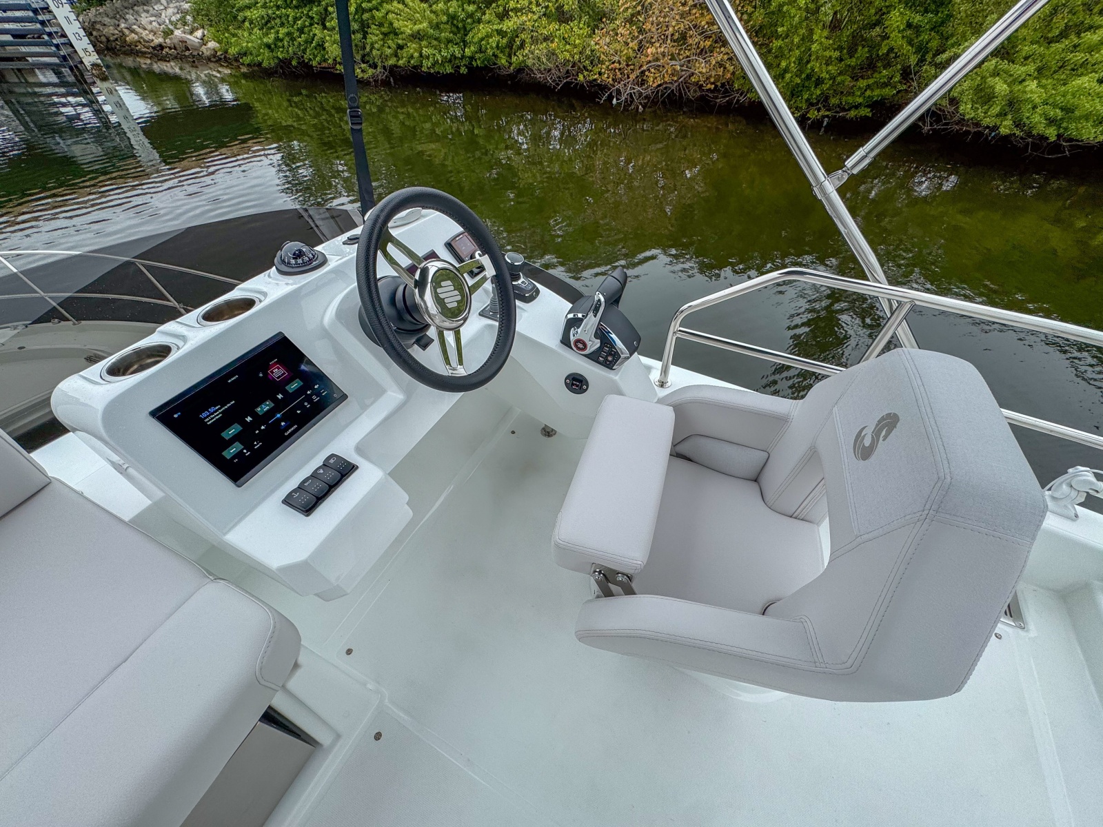 36' 2026 Beneteau Antares 11